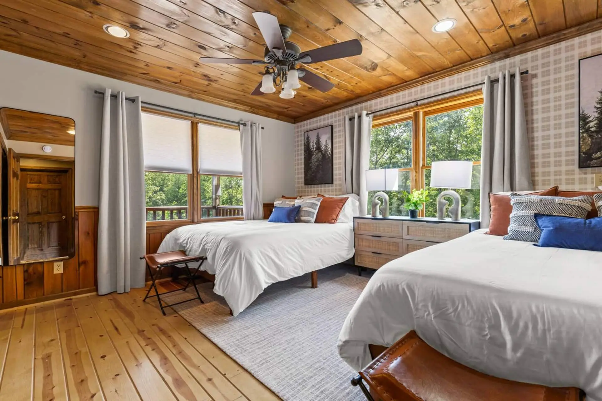 Two queenbeds with benches and lots of closet space - overlooking the large deck and mountain view.